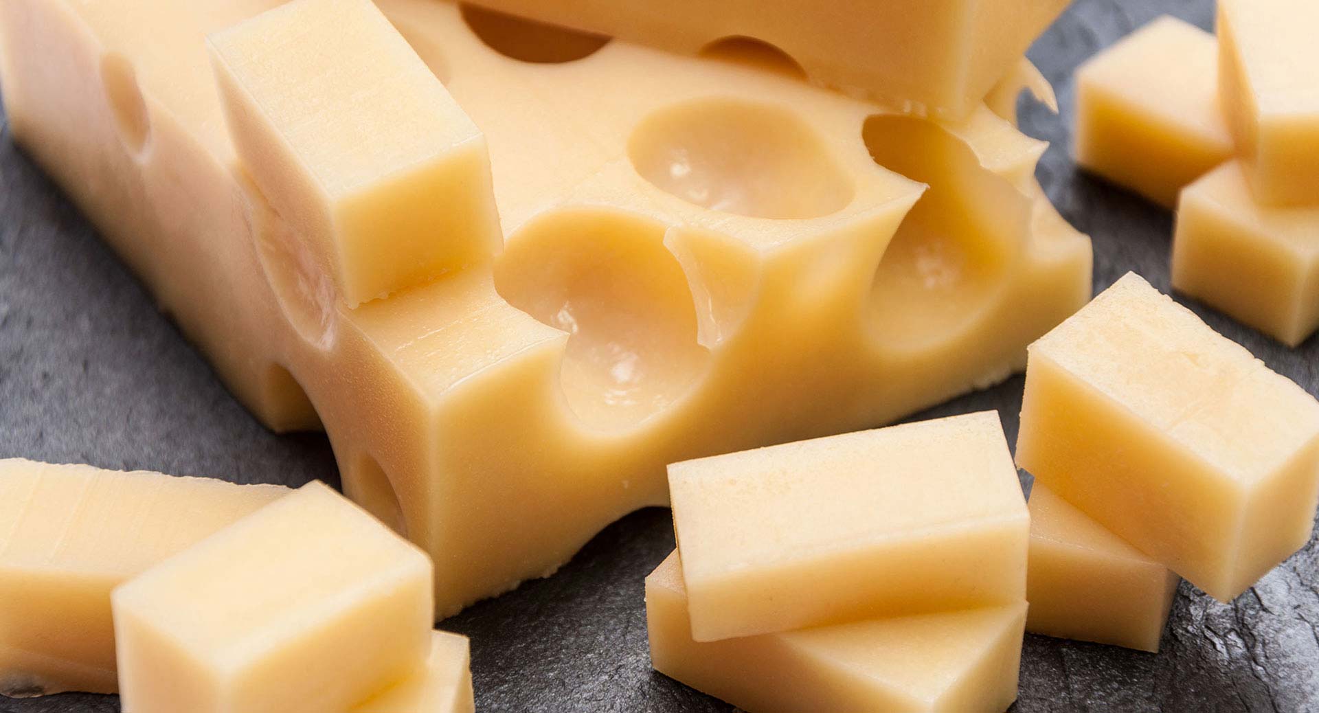Γενικό image με τυρί emmental της Alpiland.